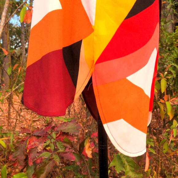 Vince Camuto Bold Autumn Colors of Gold/Orange/Brown/Black Abstract Pattern V-Ne - Picture 8 of 15